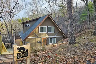 Image de Holocene Chalet - treetop mountain views!