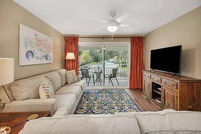 Image de Updated second floor condominium with access to heated pool and tennis courts!