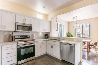 Image de Luxe Issaquah 4br w\/ Workspace & Backyard, nr Dining, by Blueground