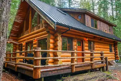 Image de Luxury Mt Baker  Log Home with Fireplace, Outdoor area, & Chefs Kitchen.