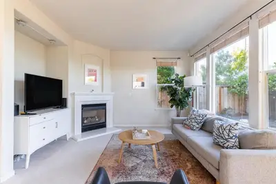 Image de Lovely Newark 4br w/ Backyard, Patio, A/C & Garage, by Blueground