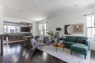 Image de Charming Newark 4br w/ 2-Car Garage, nr Cinema & Sports, by Blueground