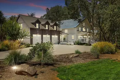 Image de 20 Acre- Modern Farmhouse Estate-Custom Pickleball court! Pool! Game room!