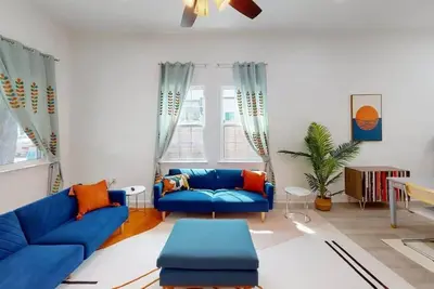 Image de Whimsical 5bd | Sleeps 12 |Parking| Central Locale