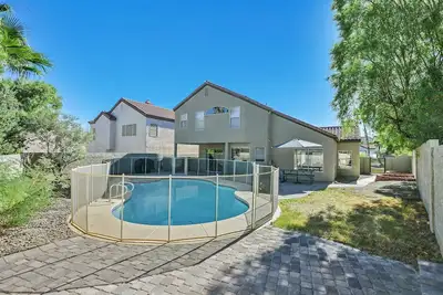 Image de Newly Furnished Spacious Oasis with Pool 15 min from Airport & Strip.