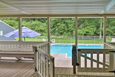 Image de 'The Oyster Bed' Retreat w\/ Pool & Game Room