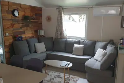 Image de Mobil-home dans petit camping tranquil. Calme, ombragé et nombreuses activités.