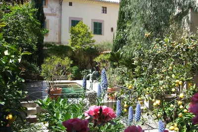 Image de House: 2 ensuite doubles, magical garden and pool in central Sóller