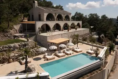Image de Cecilia estate, a splendid combination of old-world romance meets modern design.