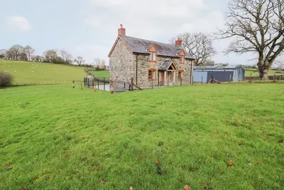 Image de Ty Gwyn, pet friendly, with hot tub in Llanfair Caereinion