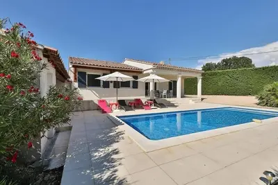 Image de Villa au soleil provençal entre les vignes et les oliviers