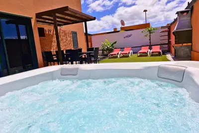 Image de Sunrise Surf House a spacious villa with garden, hot tub, parking, fast WiFi\n
