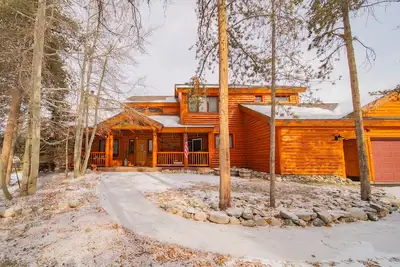 Image de Log Home For Family Winter Escape! Hot Tub!