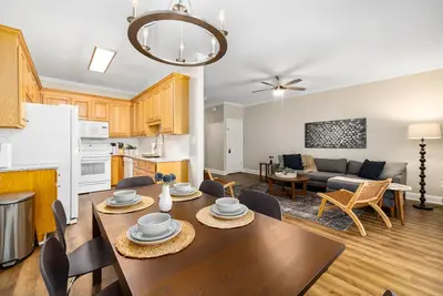 Image de Near downtown Cary & Rdu. Easy access to Raleigh, Durham and local venues.