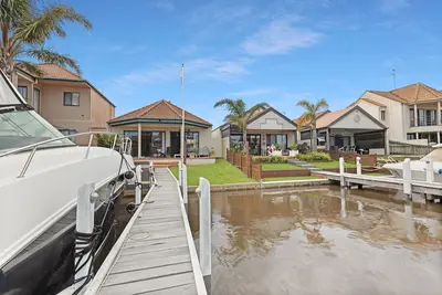 Image de Blue Haven - Indulge in the comfort of this waterfront haven