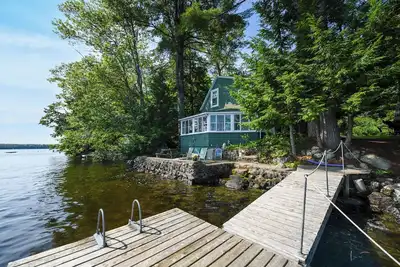 Image de Charming cottage just 12' from the water's edge with gorgeous sunrise views!