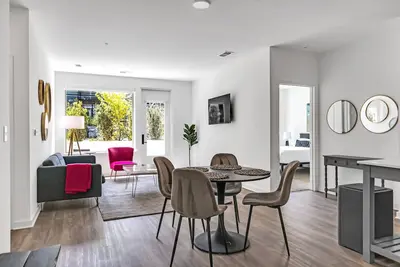 Image de Mirror Magic 2br\/2bth Stylish In Tyson w Amenities + Mall \/ Gym \/ Pool