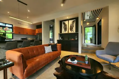 Image de Rockstar! modern luxury lake view home.