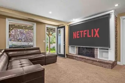 Image de Home with Hot Tub & Home Theatre\n\n