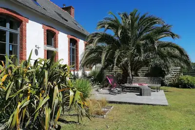Image de L'ancienne école du village, rénovée avec charme, entre mer et estuaire. . .