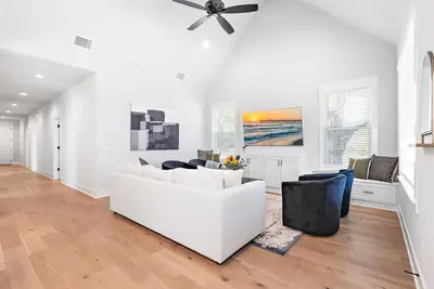 Image de White Retreat on 5th - 3. 5 Bathrooms!