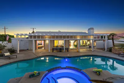 Image de Rock N Royalty: Pool, Spa, Fire Pit, Pool Table!