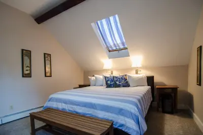 Image de A cozy 2nd Floor King B&B Room in Downtown Shelburne - Delicious Breakfasts! Fle