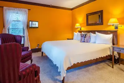 Image de 2nd Floor King B&B guestroom in Downtown Shelburne - Delicious Breakfasts! Van