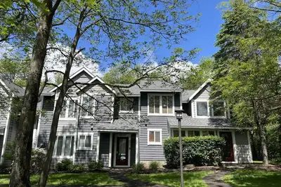 Family & Pet Friendly Townhome, Short Walk to Pool, Minutes to Golf, Free Parking!