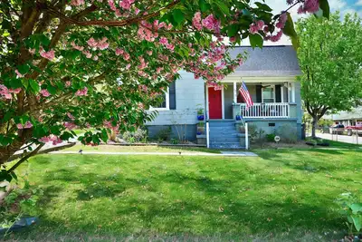 Image de ✨Downtown Retreat 🏡  Minutes from Main Street, with Fenced in Backyard ✨ \n