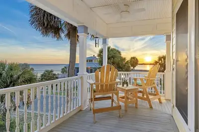 Image de Gulf View * Sunsets * Boat parking * King Bed * Walk to Downtown * Bikes