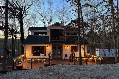 Image de Converted barn with incredible deck and view. Pet friendly.
