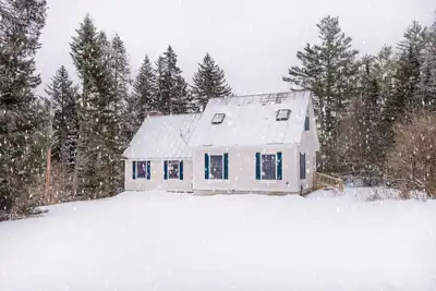 Image de The Whimsical Chalet is a lovely cape on acres. Private setting less than 10 minutes to skiing.