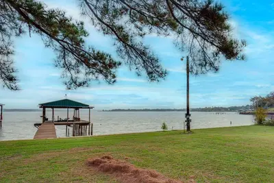 Image de Lakefront Frankston Cabin w\/ Dock & Fire Pit!