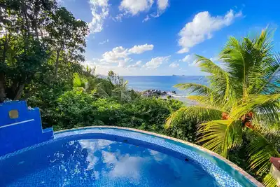Image de Couples Retreat - Beachfront Bungalow in Nail Bay- Pool *New to Vrbo*