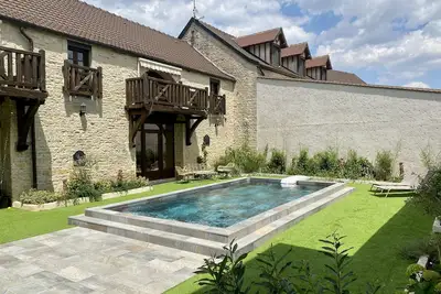 Image de Maison en pierre dans un cadre idyllique - piscine - 30 couchages