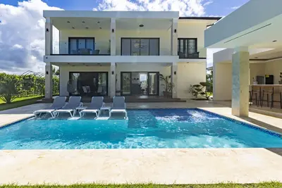 Image de Brand new luxury villa located in a the most pristine gated community Sov\n