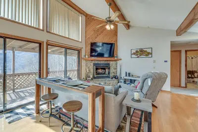 Image de Maggie Valley Mountain Escape w/ Fireplace & Deck!
