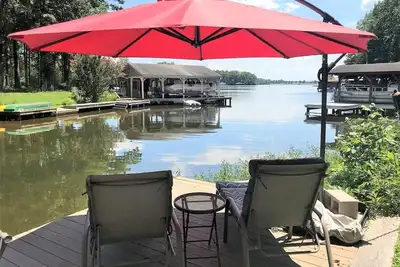 Image de Cozy waterfront cottage, firepit, screened in porch, waterfront oasis!