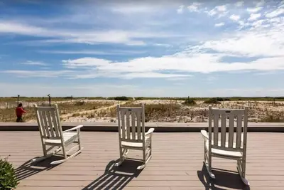 Image de Water's edge renovated Condo with Marina Views