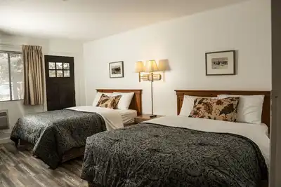 Image de Charming boutique hotel nestled on 20 acres alongside the enchanting Gunnison River! Whether you're here for fishing, wine tasting, or any adventure of your choice, our hotel is the perfect welcoming basecamp for your unforgettable experience.