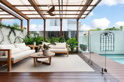 Image de Luxury Tri-Level Duplex in Mermaid Beach - CoastHM