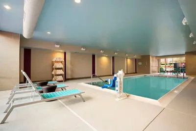 Image de 2 Units Conveniently Located Near Piedmont Triad Airport. Free Breakfast, Pool!