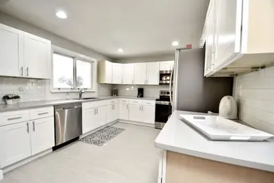 Image de 5-Bdrm-Remodeled-Modern-New-Appliances-Furniture