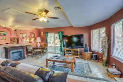 Image de Artfully Decorated Cottonwood Home: Pets Welcome!