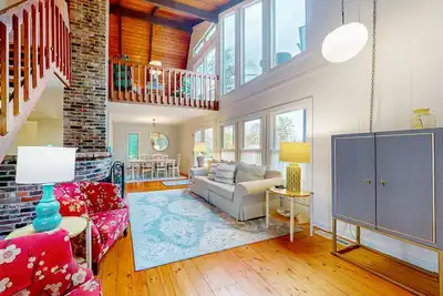 Image de Bethany West home with pool & tennis access - wood finishes, balcony, W/D, & Ac