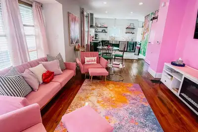 Image de Pinky’s Cottage-central location, full\nKitchen, fun theme!