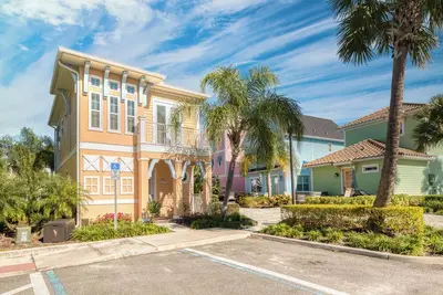 Image de Cozy Peach Cottage near Disney with Margaritaville Resort & Island H2o Access -.