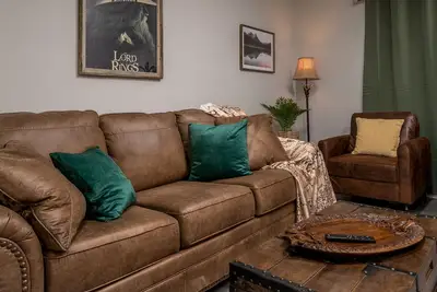 Image de Hobbiton Charm 2 Br Townhouse with Lotr inspired theme.