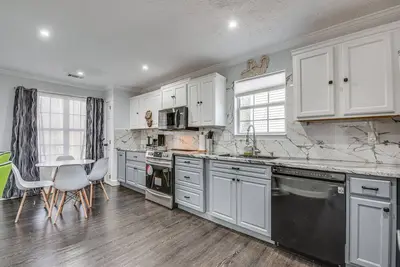 Image de Modern College Park Home: 13 Mi to Dtwn Atlanta!